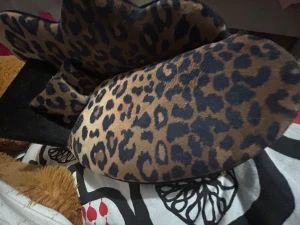 Låda  - Jag rensar mina saker o sånt och den tar plats den är fin kan tvätta den och har spegel och kan läggas smycken där priset kan diskuteras jag kan sänka om du vill!💞