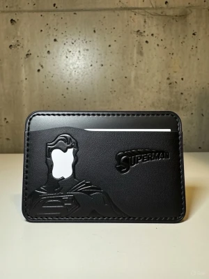  Superman plånbok  - 📦 Skickas alltid inom 24h 💬 Snabb och trygg kommunikation En liten detalj som lyfter hela din stil ✨ 