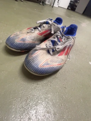 Fotbollsskor  - Använd små nu pris kan diskuteras 