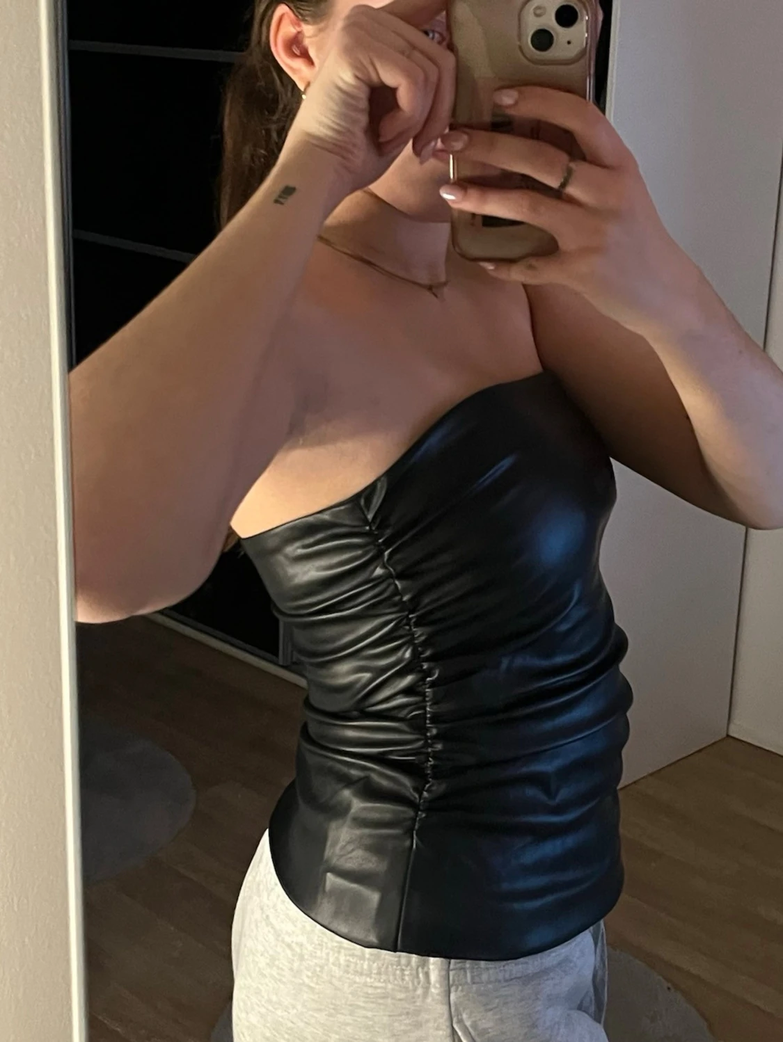 Svart tubtopp i skinnimitation - 1