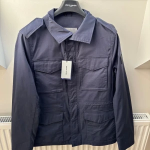 Marinblå fieldjacket från Pierre Cardin (helt ny) - Stilren mörkblå jacka från Pierre Cardin | perfekt nu till hösten 🤩| Helt ny med tags | Storlek 48 passar som M | Retail 3200 |  // Levi