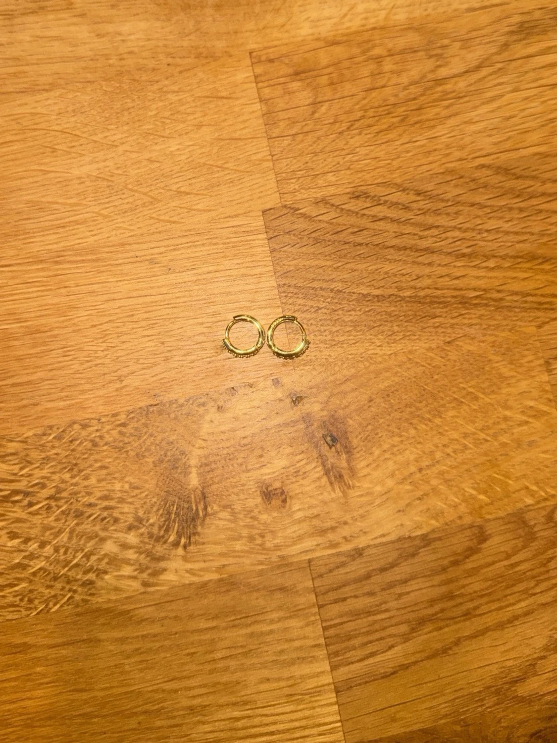 Guldiga örhängen från Avotto - 3