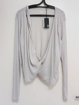 Grå/Beige Omlottopp i strl.L (Oanvänd) - ✨ Jag rensar allt jag inte använder längre eller har använts som bara hänger i garderoben. Nypris 150 kr