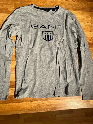 Gant tröja - Schysst tröja från gant, lite tunnare material. Storlek 158-164. Bra skick, använd med omsorg.