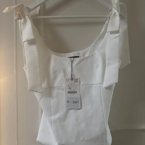 Topp Zara - Fin vit topp från Zara!🤍