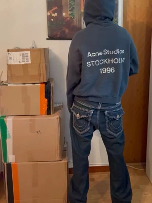 Baggy Acne Studios Hoodie  - Mörkblå Hoodie från Acne Studios. Jag är 175 cm och alla måtten är i bilderna 