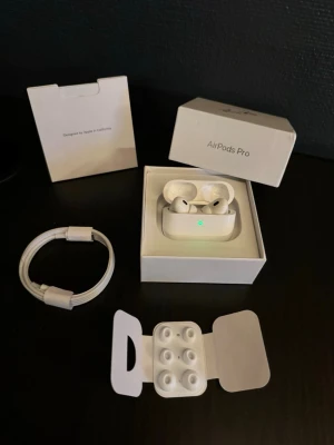 AirPods Pro (2nd generation) - AirPods Pro Gen 2 i mycket fint skick Säljer mina AirPods Pro Gen 2 som är oanvända – de har bara provats kort. Anledningen till försäljningen är att jag redan äger ett annat par.  Originalkartong samt garanti ingår.  Pris: 1400 kr, kan diskuteras vid snabb affär 