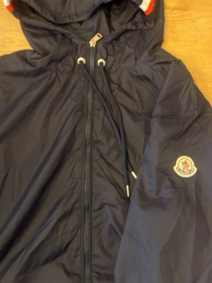 Moncler Windbreaker Storlek medium - Vindjacka ifrån moncler passar large och medium 