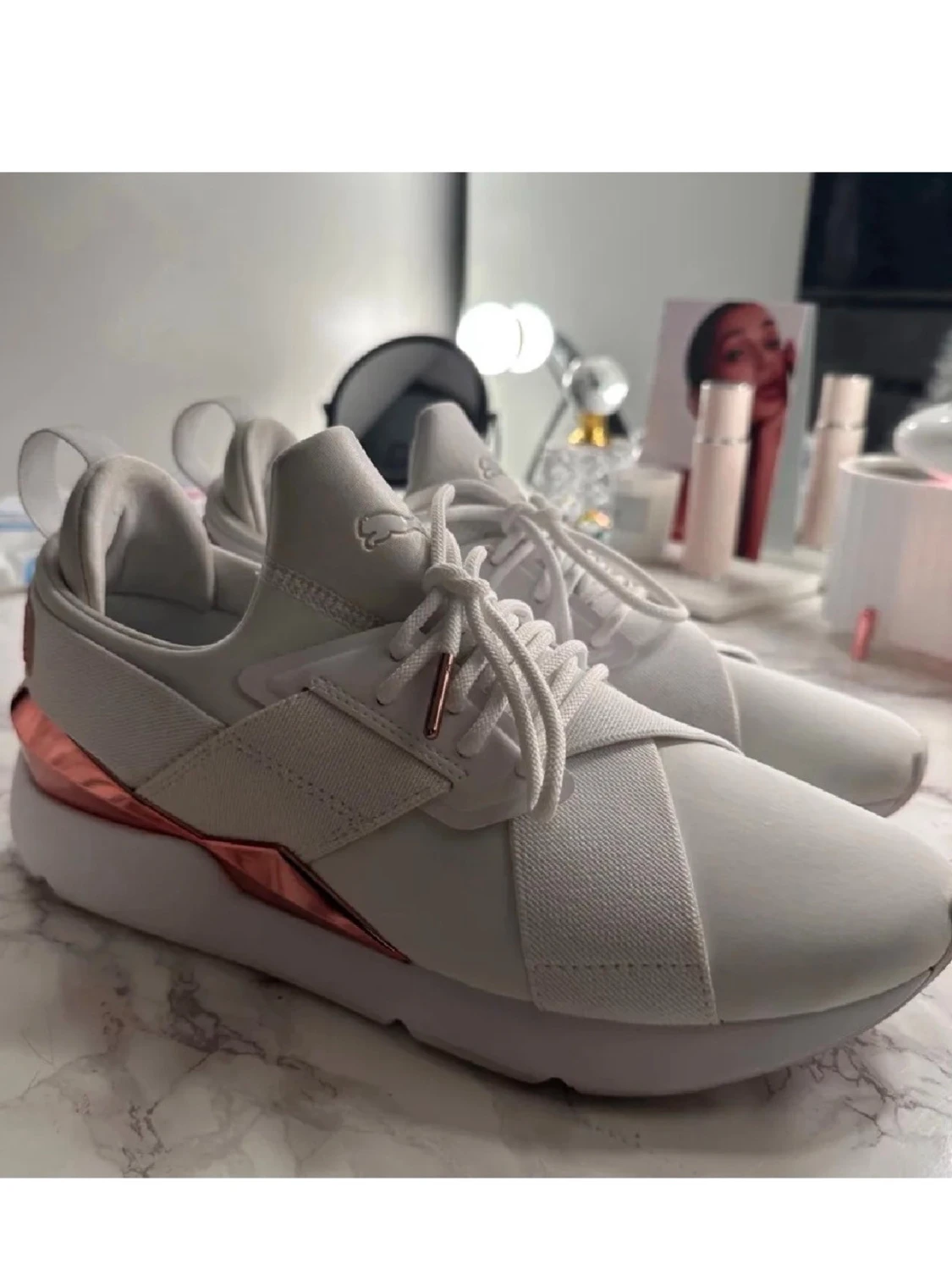 Vita sneakers från Puma med roséguld