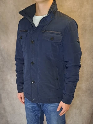 J-lindeberg Bailey Field jacket - Stl M - Riktigt snygg Field jacket från J-Lindeberg I modellen Bailey, i marinblå färg! | Fint skick: lite solblekt på vissa ställen, syns inte så väll vid användning! | Stl: M | Modellen är 175cm lång men passar bäst mellan 175-187cm