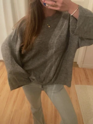 Grå oversized stickad tröja - Mysig grå stickad tröja med oversized passform och långa ärmar. Perfekt för lager-på-lager och chill dagar. Enkel och stilren design som funkar till det mesta. Superbekväm och lätt att matcha med jeans eller kjol.