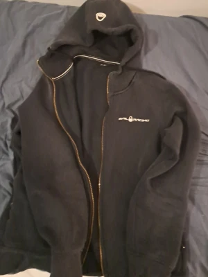 Sali racing  - En svart hoodie från sail racing fick den i julafton men har inte haft non använd till den 