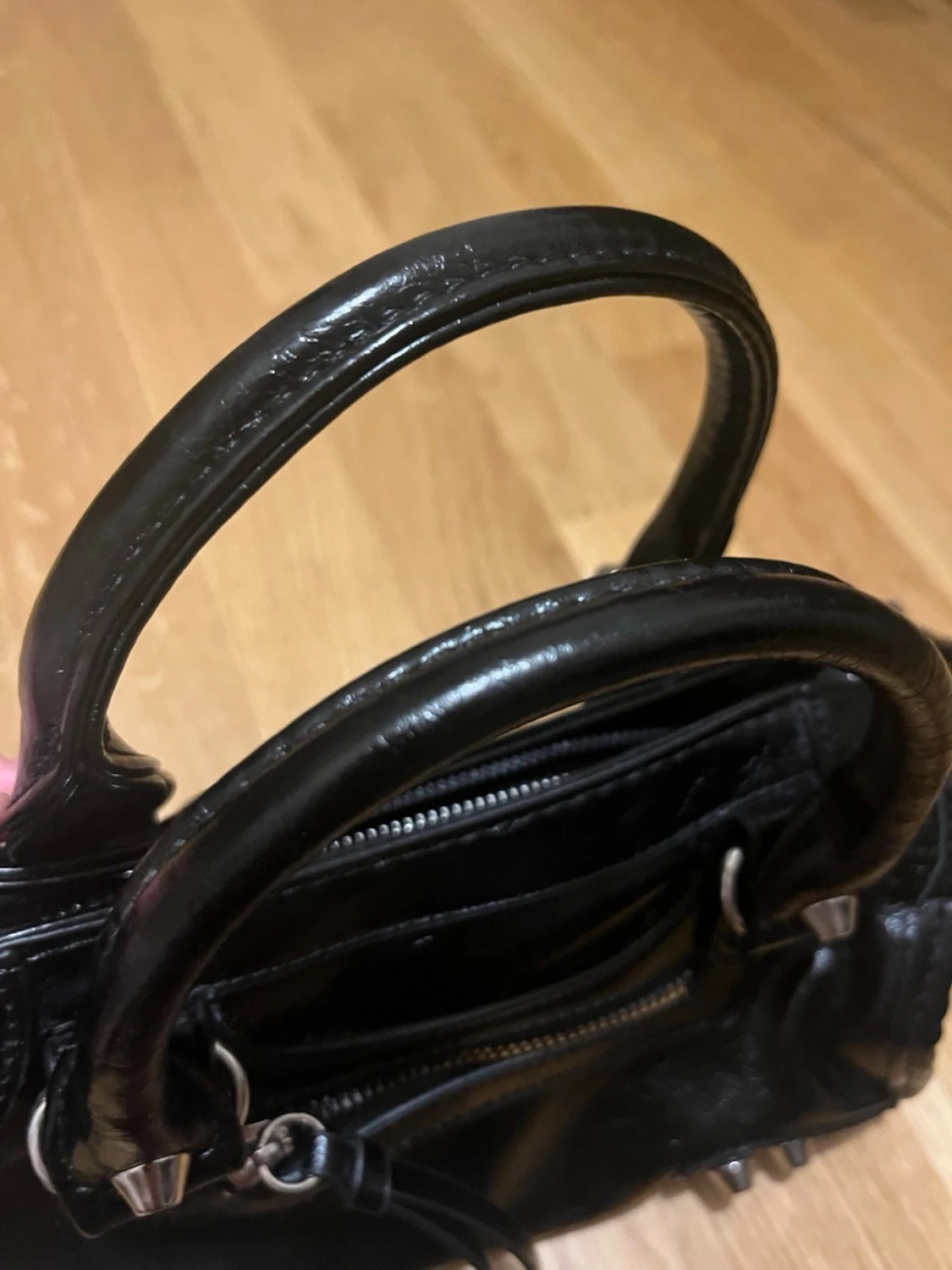 Svart handväska med nitar och dragkedja - 4