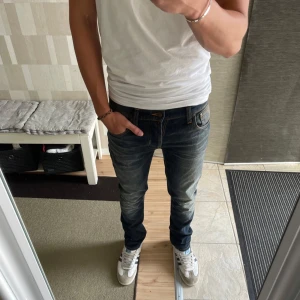 Nudie jeans - Snygga nudies! Modellen på bilden är 183cm. Skriv vid funderingar💬