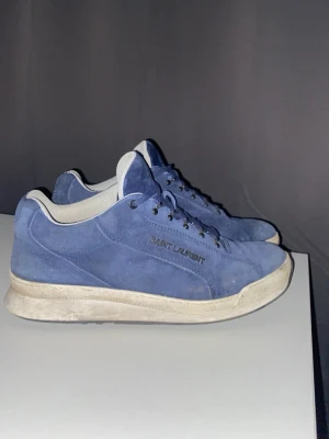 Blå Saint Laurent  - Säljer dessa feta Sainlt Laurent skorna. Skorna är helt i fint skick lite smutsiga vilket går att tvätta bort. Dom är perfekta nu under vinter och när det är blött ute för dom förstörs ej av vatten. Dom är helt äkta! Pris kan diskuteras! Vid minsta fråga eller fundering hör av dig😁