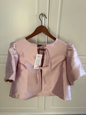 Topp M oanvänd med prislapp  - Storlek M pris 399kr