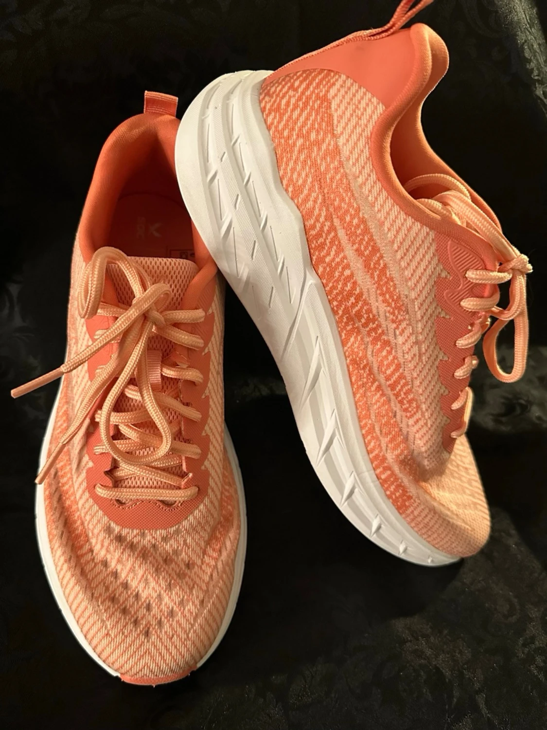 Korallfärgade sneakers med mönster sticker 39