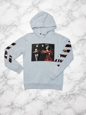 Ljusblå Off white hoodie  -                      Ljusblå off white hoodie                                                  - Storlek: M                                                                                           - Skick: 4/10 Trycket har börjat spricka och ramla av                                 - Rabbat om man följer mig                                                                - Kontakta innan köp för mer bilder🙌                                                           - Tar emot byten 