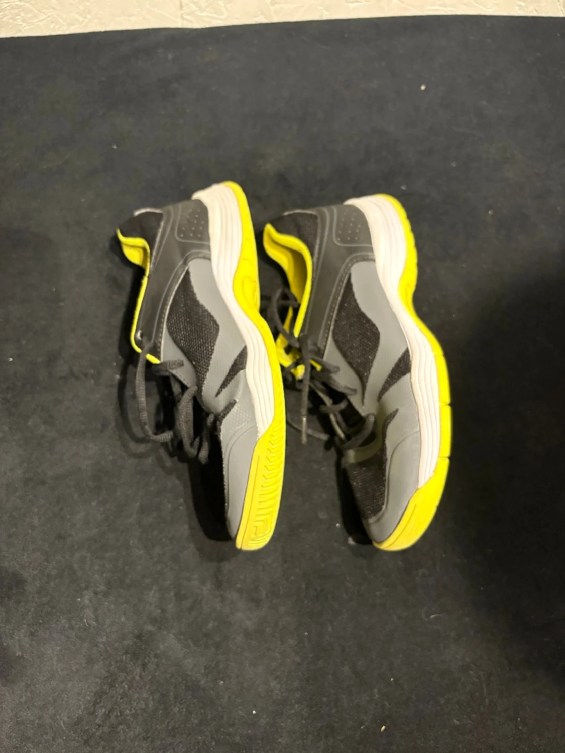 Grå och svarta sneakers med gul sula - 1