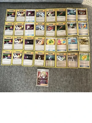 Pokeimon trainer kort  - Bilden visar ett antal Pokémonkort, främst tränarkort,