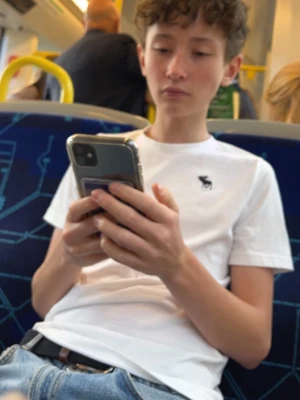 Liten bebis bortskänktes OBS JOBBIG! - Säljer en klassisk vit t-shirt från Abercrombie & Fitch med liten svart logga på bröstet. T-shirten är kortärmad och har en clean, enkel stil som passar perfekt till jeans eller shorts. Gjord i mjuk bomull för skön känsla hela dagen.