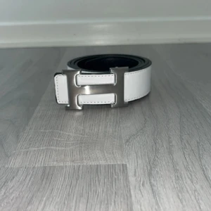 H-bälte - Riktigt snyggt H bälte. Svart och vitt, du kan välja själv.