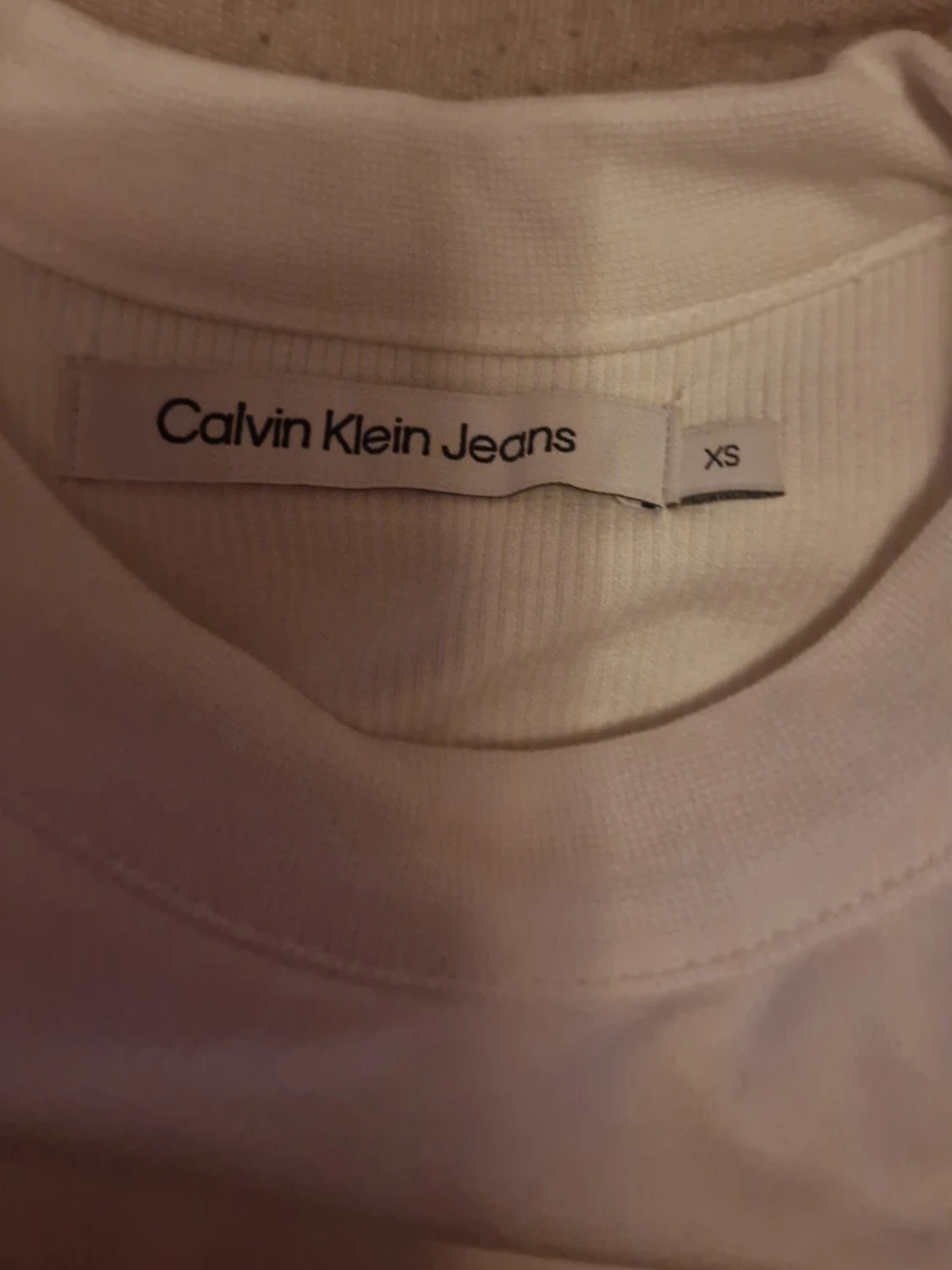 Vit croppad topp från Calvin Klein Jeans - 2