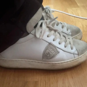 Vita Philippe Model sneakers - Philippe model sneakers, använda av mej 2 gånger men av förra ägaren vet jag ej. Snygga och he inga defekter mer än att de e lite smutsiga. Storlek 36 men passar mej som har 37. 