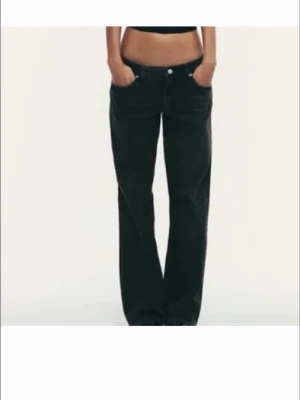 Zara svarta lågmidjade jeans - Svarta jeans med raka och breda ben med en låg midja. Jeansen har normal passform. Jeansen är knappast använda🥰priset går att diskutera vid snabb affär🫶🏻