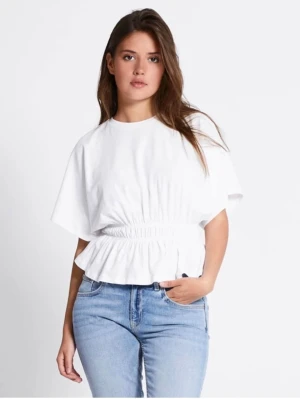 Vit blus med resår i midjan - Säljer en vit blus med korta ärmar och resår i midjan som ger en snygg volang nertill. Toppen har en avslappnad passform och är tillverkad i ett mjukt bomullstyg. Perfekt att matcha med jeans eller kjol för en fräsch look.