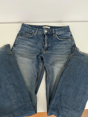 Blå gina perfect jeans, stl 34 - Mörkblå mid/low waist jeans från gina. Väldigt snygga men passar tyvärr inte längre❤️Midjemått:35 Innerbenslängd: 81