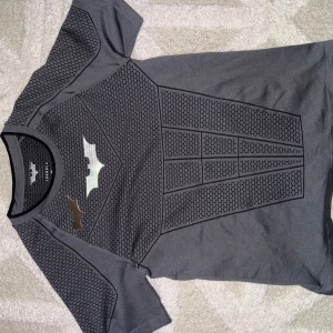 YOUNGLA BATMAN COMPRESSION - Young LA batman compression shirt i färgen ”Grey”. storlek XXL. Endast använd en gång. 