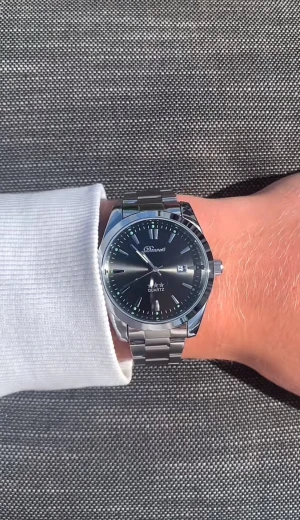 Silverfärgade svart klocka x Doventi  - 🌟 Doventi - Helt ny och oanvänd klocka i toppskick!  🎁 Levereras komplett med originalbox. ✨ Perfekt skick, garanterat utan defekter. ⚙️ Enkel justering för optimal passform. 🚀 Snabb leverans samma dag – direkt till dig!