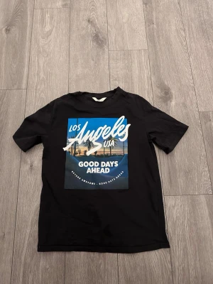 Svart tshirt - Tja den är från H&M i storlek 158 mc i mycket bra skick förutom att märket är lite slitet.
