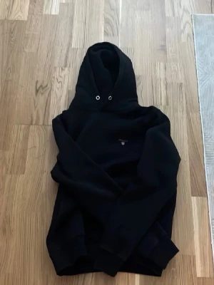 Gant hoodie M - Schysst Gang hoodie i storlek M-S. Hoodien är i nytt skick och har inga skador ( äkta ) 