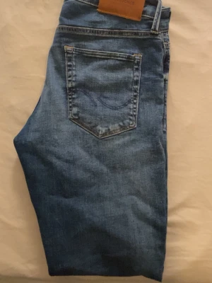 Slim Glenn jeans från Jack & Jones - Snygga blå jeans från Jack & Jones i modellen Slim Glenn. Jeansen är helt nya i storlek 30/32. Nypris 899kr.