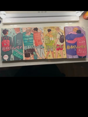 Heartstopper Volym 1-4 - Heartstopper är en färgstark och charmig serie om vänskap, kärlek och att hitta sig själv. Perfekt för ungdomar som gillar tecknade böcker och berättelser om relationer. Serien har blivit en succé på Netflix och bjuder på värme, humor och hjärta.