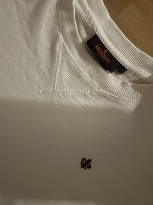 Morris tröja - Hej, säljer min Morris tröja i nyskick då jag tyckte den va lite för stor i storlek. Endast använd nån enstaka gång, (fick den i julklapp) Ny pris: 1200kr.