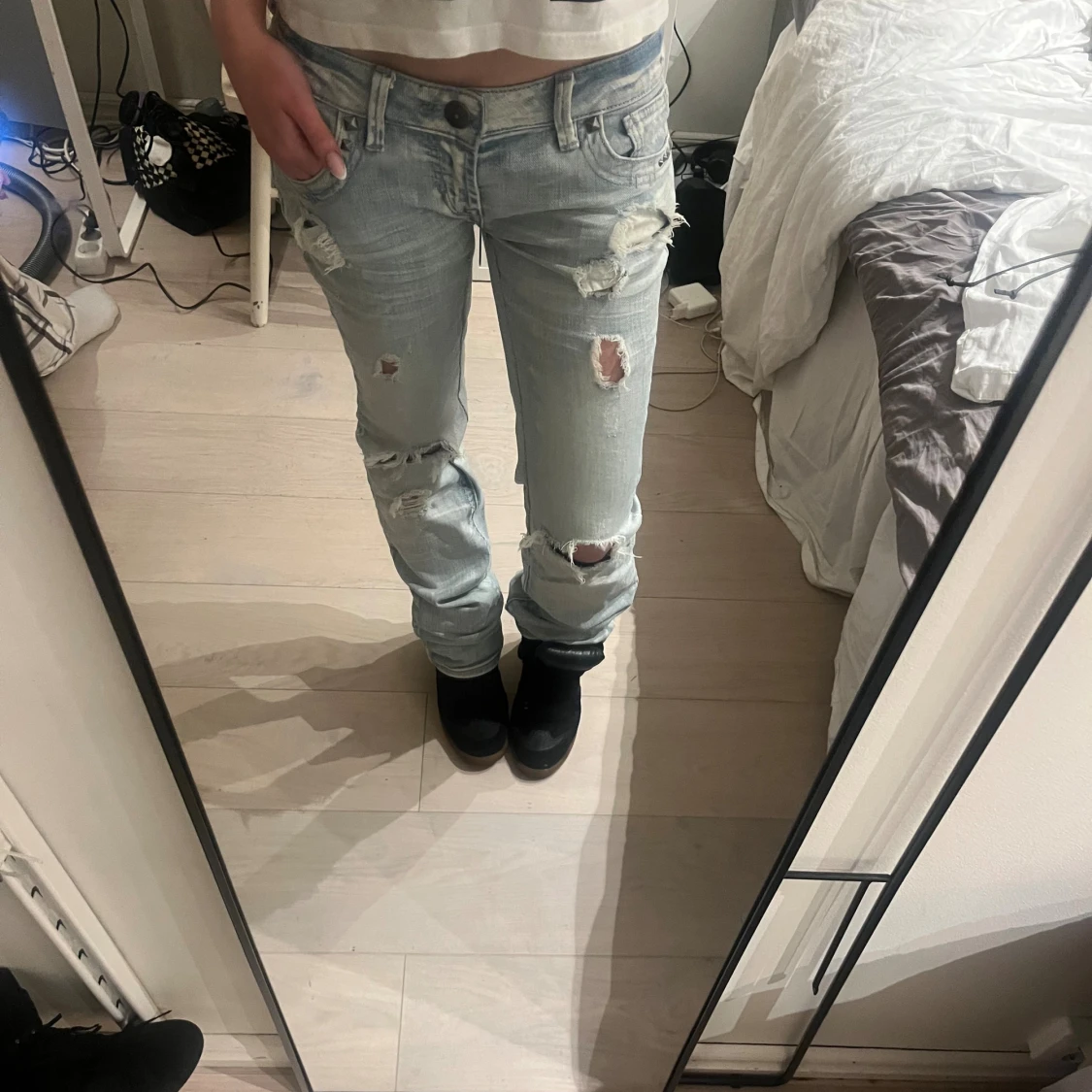 Ljusblå slitna jeans  - 2