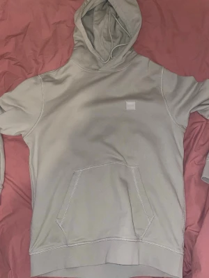 Hugo hoodie - Hugo hoodie i storleken M, använd 2 gånger och ligger bara hemma och skräpar.