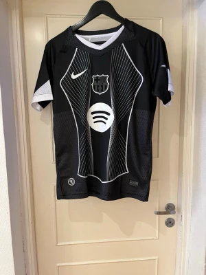 Barcelona special kit  - Säljer denna snygga svart och vit FC Barcelona Nike fotbollströjan med Spotify-logga i storlek S, perfekt för dig hejar på Barcelona! Om du vill ha eget tryck och namn där bak hör av dig! MVH Moncliqué!🥂