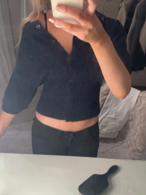 Marinblå stickad kofta  - En marinblå stickad kofta strl 158/164, Bra skick! Knappt använd.