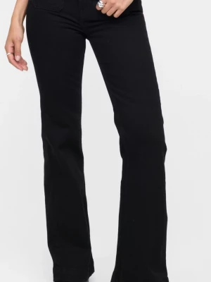 Svarta bootcut jeans med hög midja - Svarta jeans med bootcut-snitt och hög midja. Byxorna har raka ben som blir vidare nedtill och stora fickor både fram och bak. Materialet är klassisk jeans i bomull och passformen är normal. Perfekt för dig som gillar en tidlös och clean look.