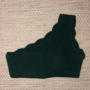Bikiniöverdel - Mörkgrön bikiniöverdel från Zaful. Knappt använd. Storlek 36.