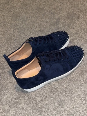 Marinblåa mockaskor med röd undersida - Säljer nu dessa tvär feta mocka skorna som är perfekt inför våren! Skorna är helt nya.