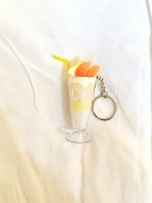Nyckelring sundae  - Bilderna visar en nyckelring formad som en milkshake med frukter