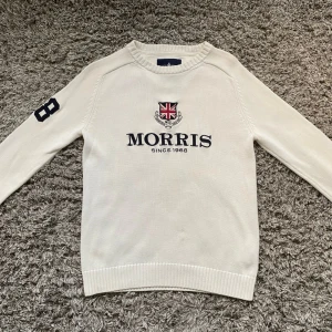 Stickad Morris tröja - Säljer denna riktigt snygga stickade Morris tröjan!⭐️Storlek S passar S!🤝Skick = 9,5/10!👍Hör gärna av er om ni har funderingar!🙌