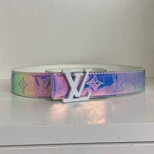 Lv Bälte - Hejsan, säljer ett helt nytt bälte aldrig tidigare använd. Storlek 110cm. Postar alltid inom 24h efter köpet. Skriv gärna om du har fler frågor.
