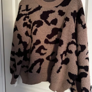 Leopardmönstrad tröja  - Säljer en tröja med svart leopardmönster. Tröjan har rund halsringning och långa ärmar. Storlek M.