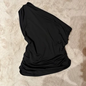 One shoulder topp - Svart one shoulder topp från Cider i storlek M💕 oanvänd!